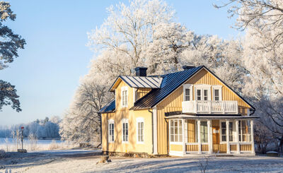 Gult hus i vinterlandsskap