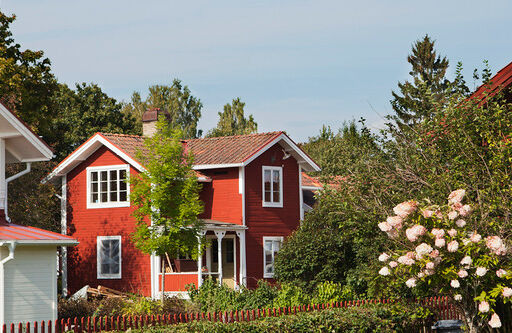 Villakvarter med vita och röda hus