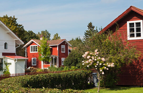 Villakvarter med vita och röda hus