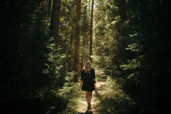Kvinna i skogen