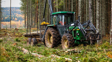 Traktor i skog