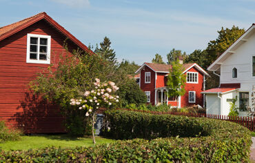Villaområde med röda och vita hus