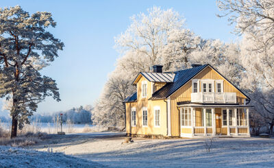 Gult hus i vinterlandskap