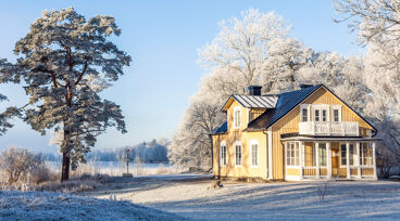 Gult hus i vinterlandskap