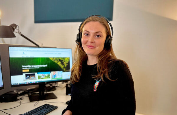 Mathilda Augustsson framför datorn på kontoret