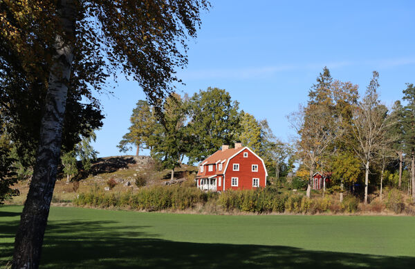 Bild rött hus, boende på mindre lantgård