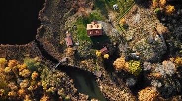 Flygfoto av landskap med hus och träd