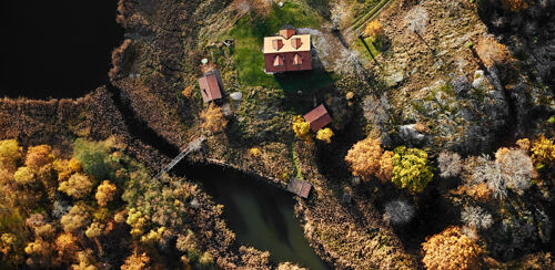 Flygfoto av landskap med hus och träd