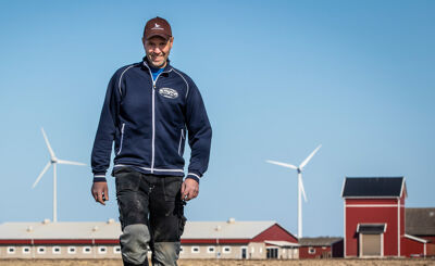Lantbrukaren Per-Olof går över sin mark